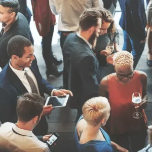 Pessoas em ambiente comemorativo fazendo networking