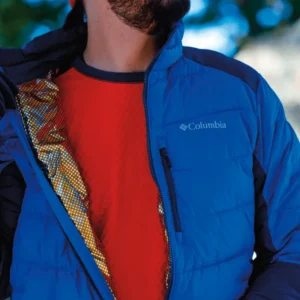 Homem usando uma jaqueta azul para se proteger do frio