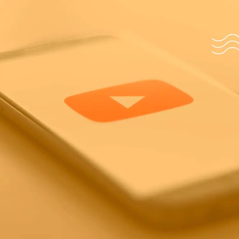 smartphone com logo do Youtube na tela